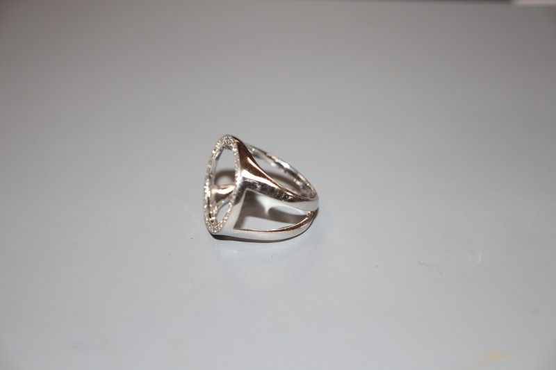 A moder white metal (stamped 750) and diamond set scarf ring, 20mm in diameter, gross 7.8 grams.